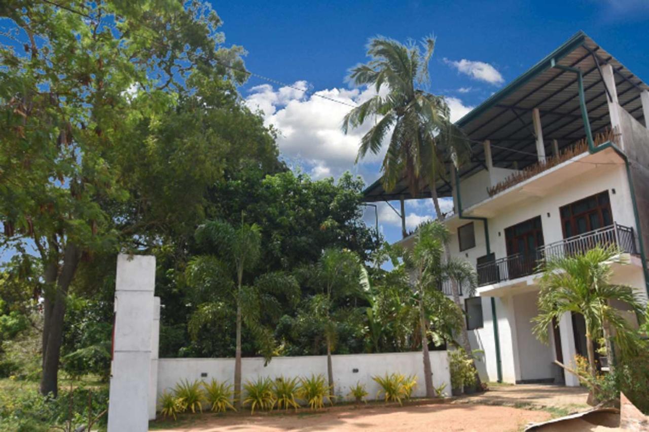 Thinaya Lake Resort Anuradhapura Buitenkant foto