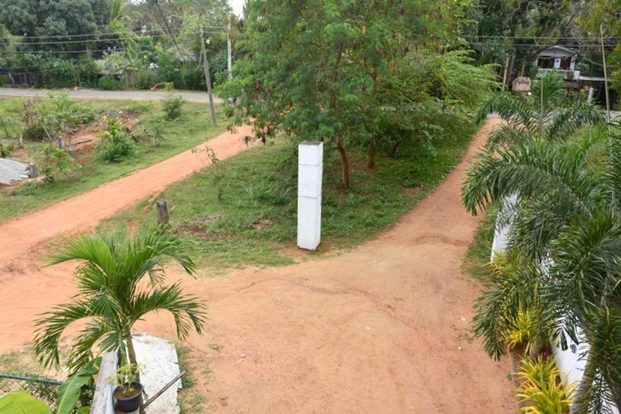 Thinaya Lake Resort Anuradhapura Buitenkant foto